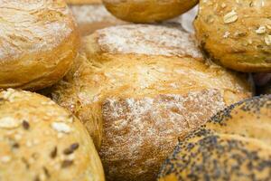 verschiedene frisch gebacken Brot schließen hoch. Textur von frisch gebacken Waren. foto