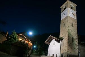 ein hoch Gebäude mit ein Uhr Turm foto