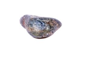 Makro Mineralstein Saphir auf weißem Hintergrund foto