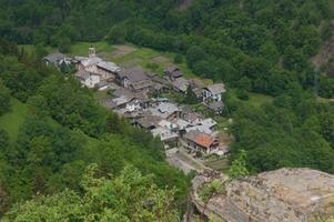 ein klein Dorf auf ein Hang foto