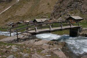 ein hölzern Brücke Über ein Fluss foto