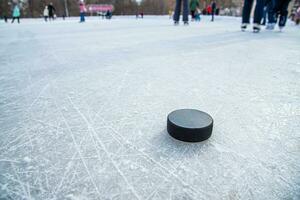 Eishockey Puck Lügen auf das Schnee Makro foto