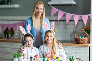 Porträt der Mutter mit Kindern, Osterküchendekor. foto