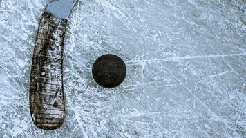 Nahansicht von Stöcke und Pucks im das Stadion foto