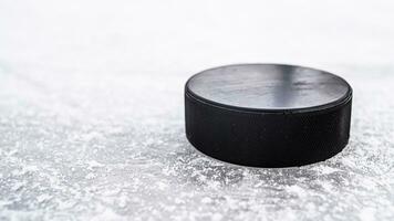 Eishockey Puck Lügen auf das Schnee Makro foto