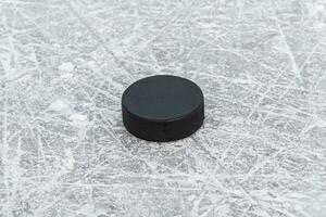 Eishockey Puck Lügen auf das Schnee Nahansicht foto