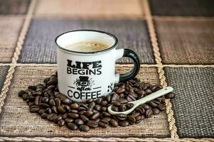 Leben beginnt nach Kaffee geschrieben im ein Weiß Keramik Tasse mit Kaffee, auf ein einstellen Weiß Tabelle foto