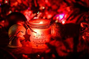 dekorativ Weihnachten Hintergrund mit hängend Flitter und Kerze foto