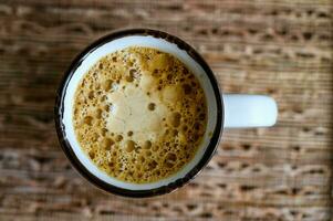 frisch heiß Kaffee auf ein hölzern Tablett foto