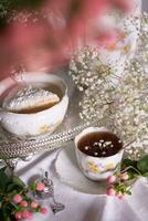 Weiß immer noch Leben mit Käsekuchen und Gypsophila und Tasse von Tee, Licht und luftig foto