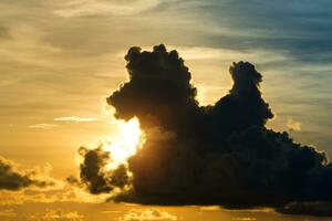 tolle Wolke im das Sonnenuntergang Himmel. foto