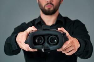 Mann bietet an zu tragen Brille virtuell Wirklichkeit, vr Brille, VR-Headset Brille foto