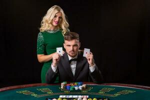 Poker Spieler zeigen ein Paar von Asse foto