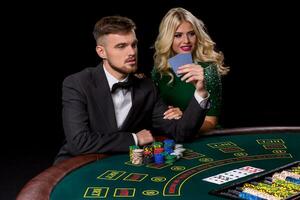 Aussicht von jung, zuversichtlich, Mann mit das Dame während er ist spielen Poker Spiel. foto