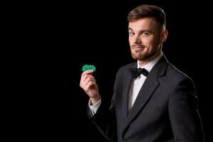 Mann im ein passen posieren mit Chips zum Glücksspiel foto