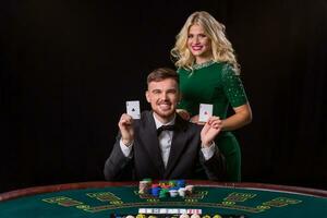 Poker Spieler zeigen ein Paar von Asse foto