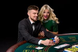 Aussicht von jung, zuversichtlich, Mann mit das Dame während er ist spielen Poker Spiel. foto