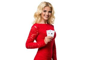 kaukasisch jung Frau mit lange Licht blond Haar im Abend Outfit halten spielen Karten. isoliert. Poker foto