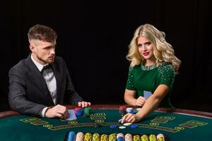Paar spielen Poker beim das Tabelle foto