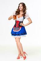 schön jung Brünette Mädchen von Oktoberfest Bier Stein foto