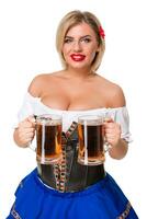 schön jung blond Mädchen von Oktoberfest Bier Stein foto