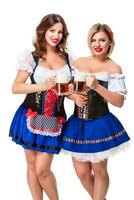 zwei schön blond und Brünette Mädchen von Oktoberfest Bier Stein foto