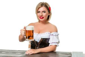schön jung blond Mädchen von Oktoberfest Bier Stein foto