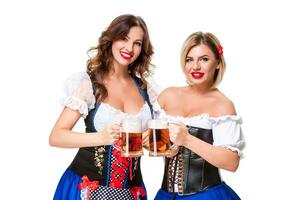 zwei schön blond und Brünette Mädchen von Oktoberfest Bier Stein foto