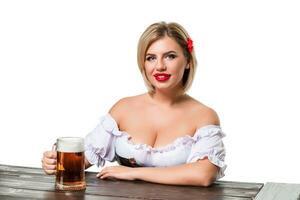 schön jung blond Mädchen von Oktoberfest Bier Stein foto