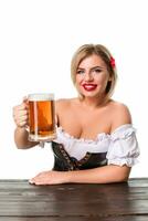 schön jung blond Mädchen von Oktoberfest Bier Stein foto