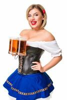 schön jung blond Mädchen von Oktoberfest Bier Stein foto