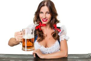 schön jung Brünette Mädchen von Oktoberfest Bier Stein foto