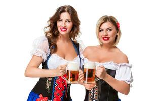 zwei schön blond und Brünette Mädchen von Oktoberfest Bier Stein foto