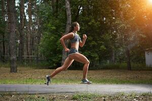 Lauf im das Wald foto