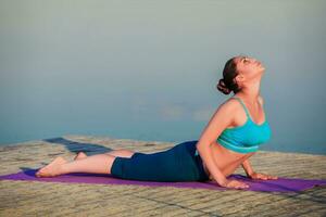 Mädchen tun Yoga Übung foto