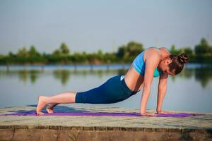 Mädchen tun Yoga Übung foto