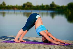 Mädchen tun Yoga Übung foto