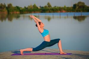 Mädchen tun Yoga Übung foto