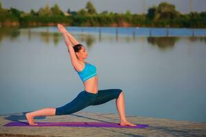 Mädchen tun Yoga Übung foto