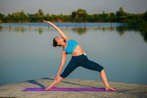 Mädchen tun Yoga Übung foto