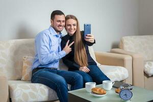 schön jung Mann und Frau tun Selfie mit Telefon Kamera foto