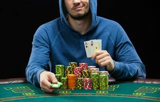 Poker Spieler zeigen ein Paar von Asse. Nahansicht foto