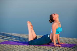 Mädchen tun Yoga Übung foto