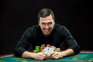 glücklich Poker Spieler gewinnen und halten ein Paar von Asse foto