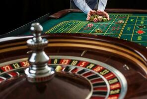 Roulette und Haufen von Glücksspiel Chips auf ein Grün Tisch. foto