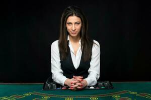 das schön Mädchen, Händler, hinter ein Tabelle zum Poker foto