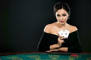 sexy Frau mit Poker Karten und Chips foto