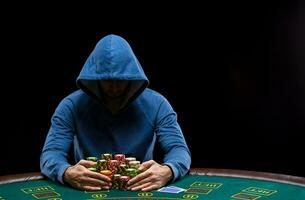 Poker Spieler nehmen Poker Chips nach gewinnen foto