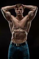 muskulös Bodybuilder Kerl tun posieren Über schwarz Hintergrund foto