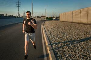 voll Länge Porträt von sportlich Mann Laufen foto